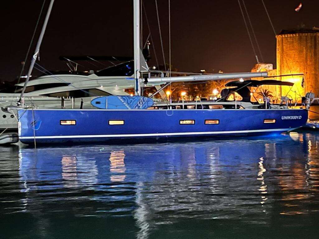 Sailing yacht 