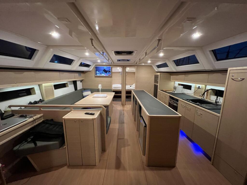 Sailing yacht 