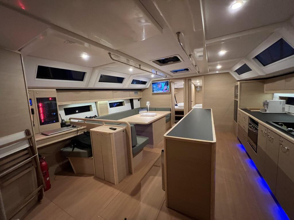 Sailing yacht 