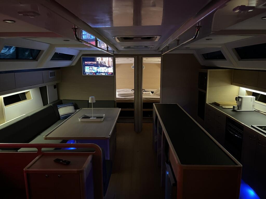 Sailing yacht 