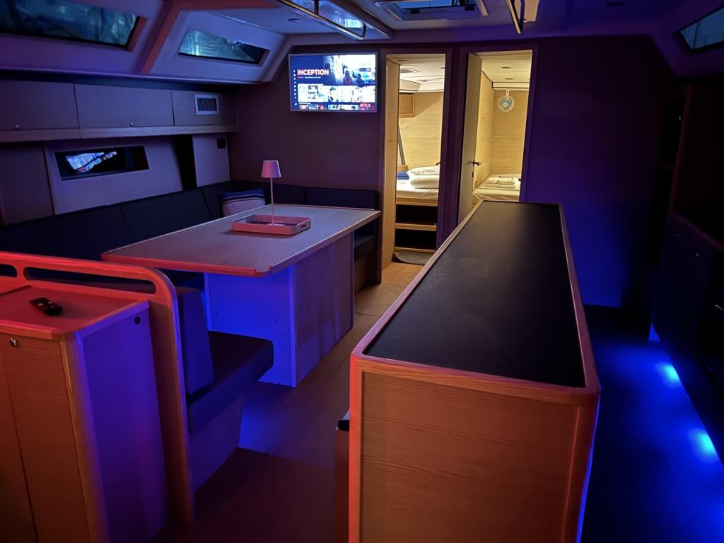 Sailing yacht 