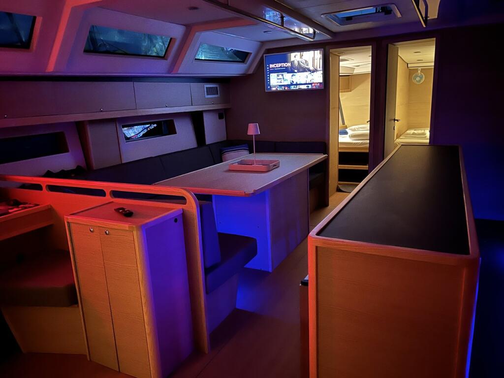 Sailing yacht 