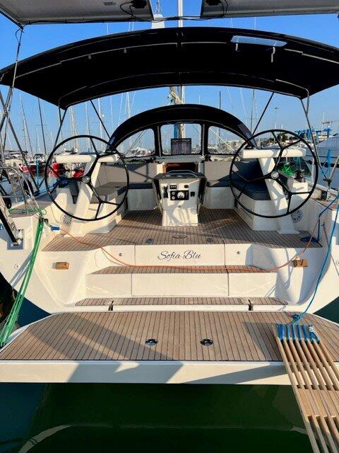 Sailing yacht 