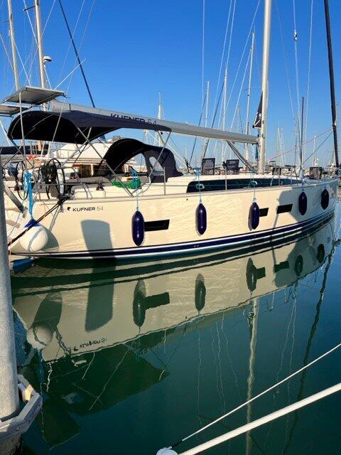 Sailing yacht 