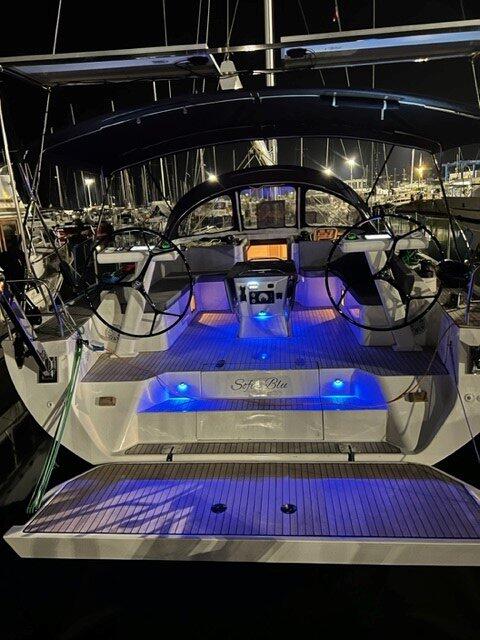 Sailing yacht 