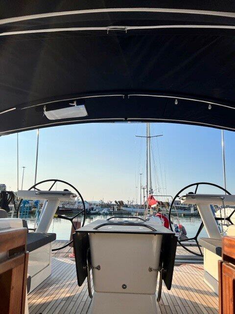 Sailing yacht 