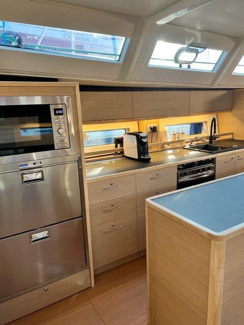 Sailing yacht 