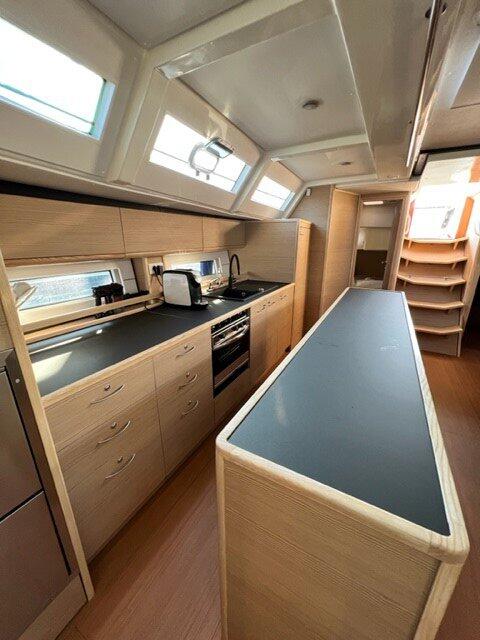 Sailing yacht 