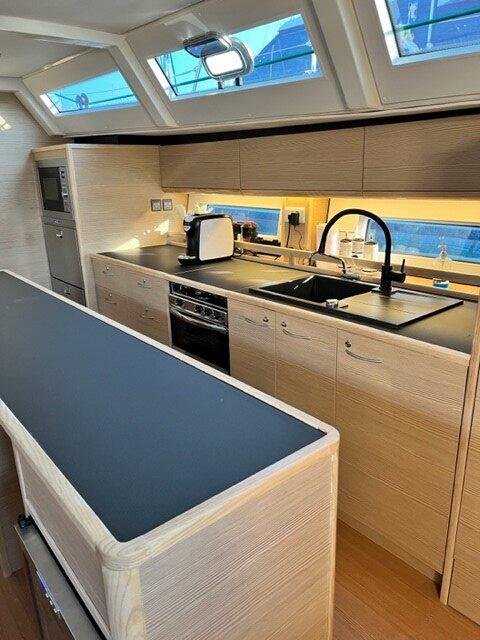 Sailing yacht 