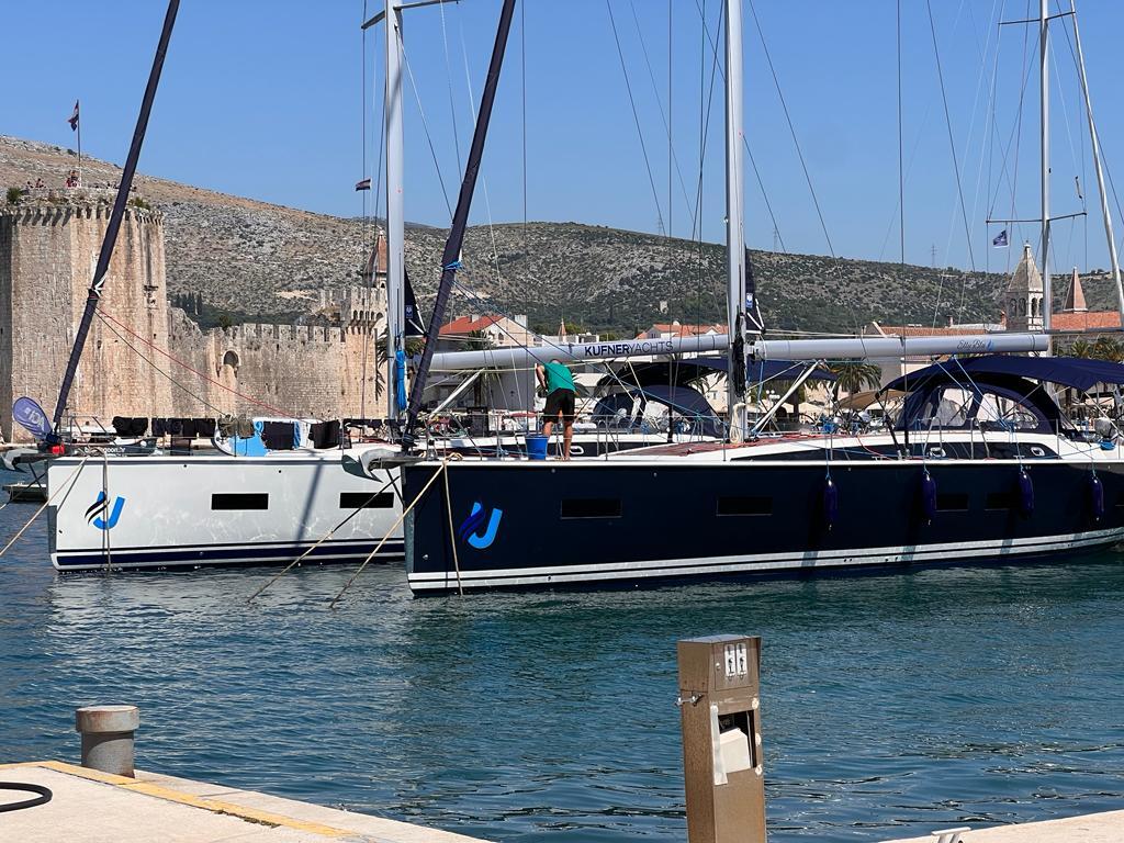 Sailing yacht 