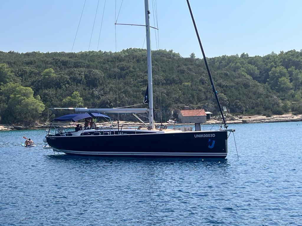 Sailing yacht 