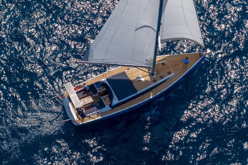 Sailing yacht 