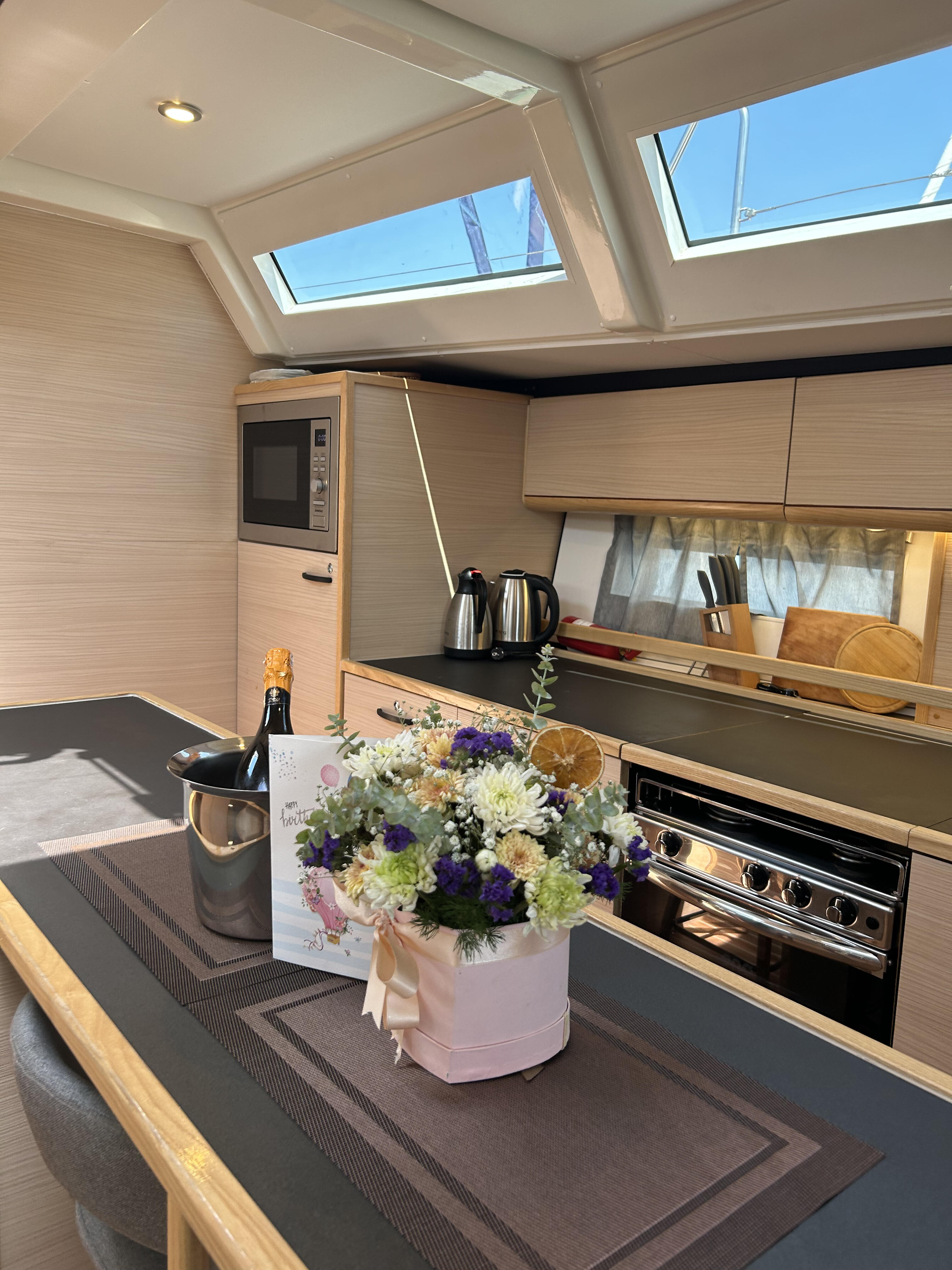 Sailing yacht 