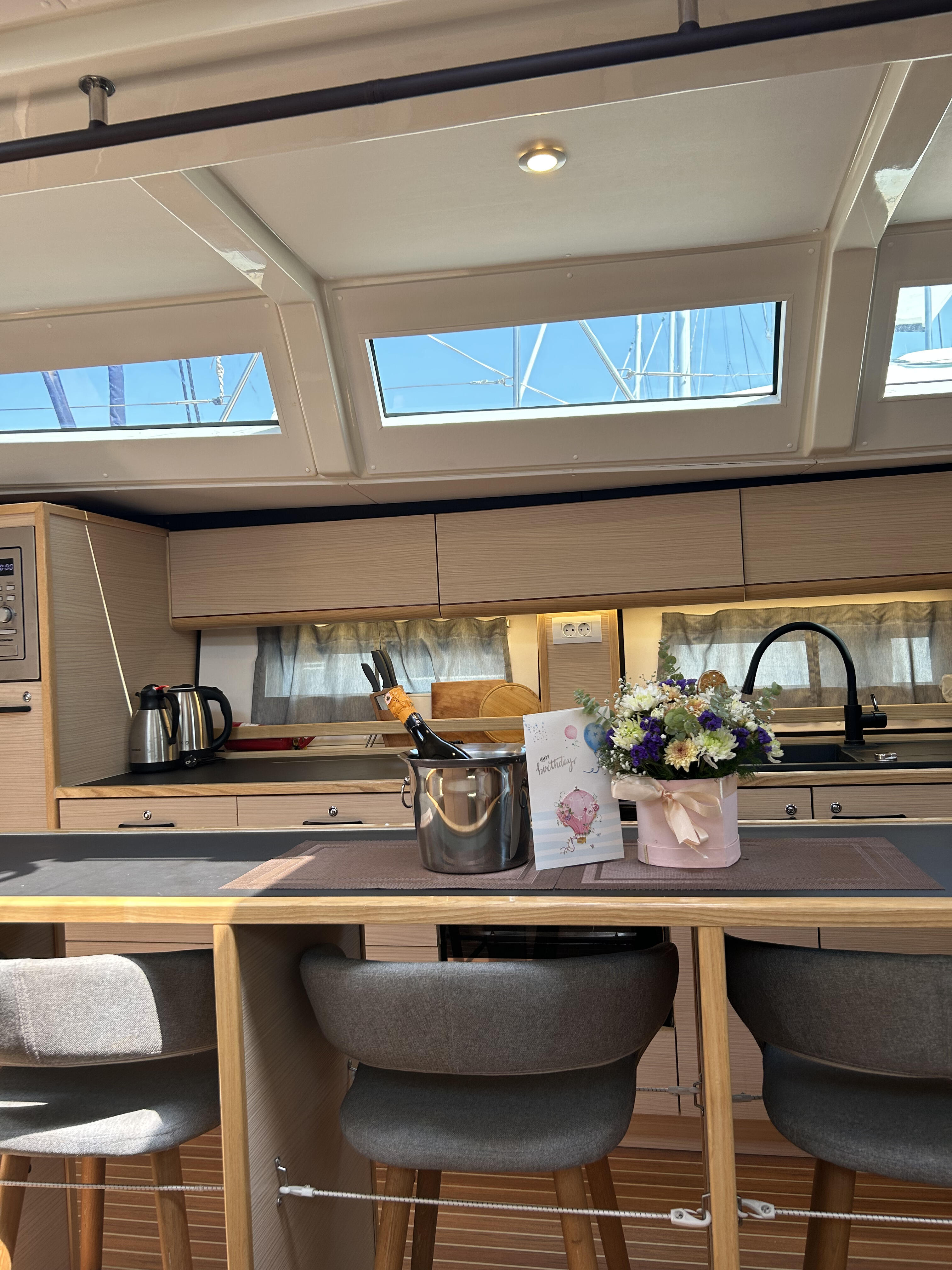 Sailing yacht 