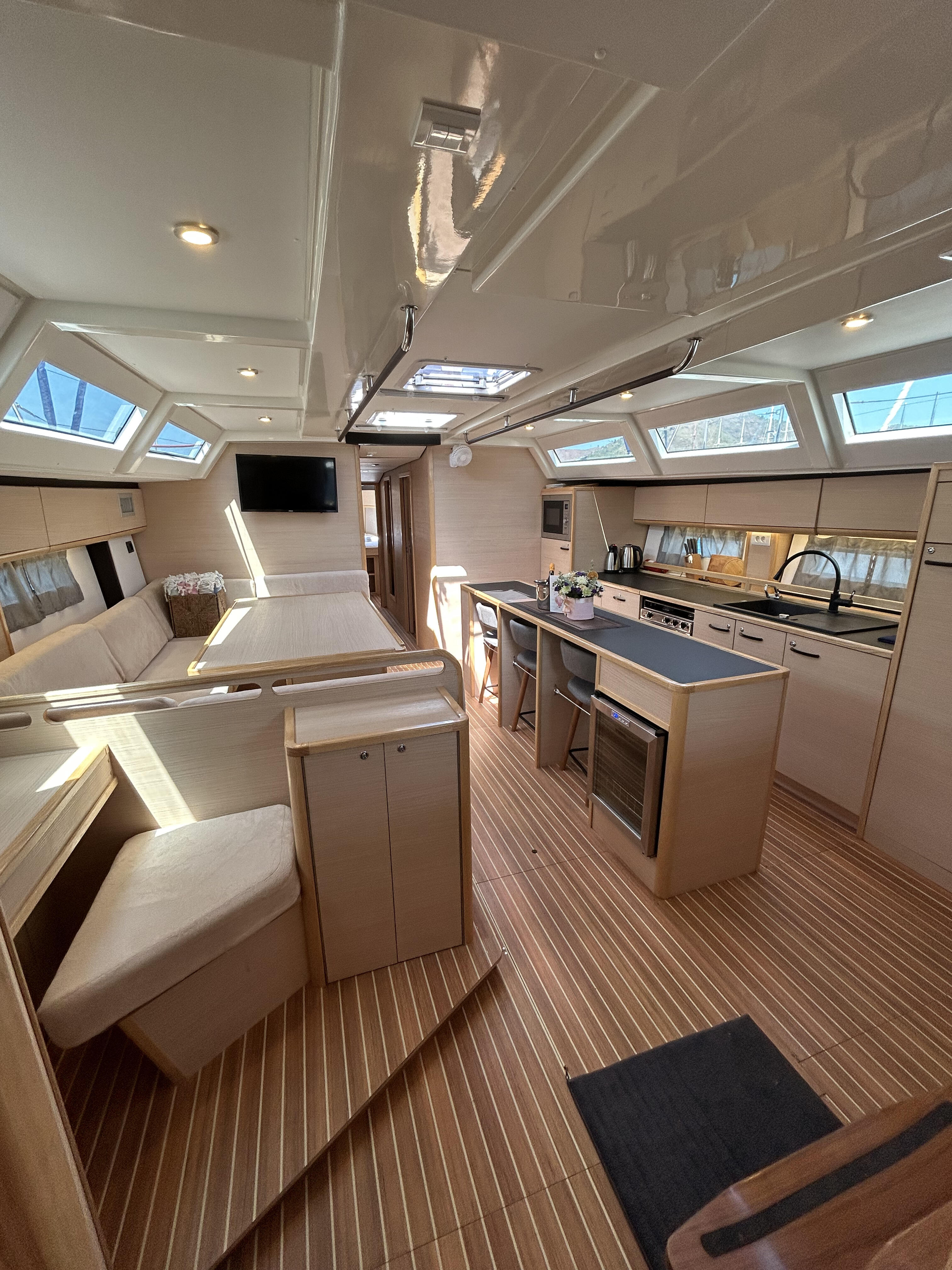 Sailing yacht 