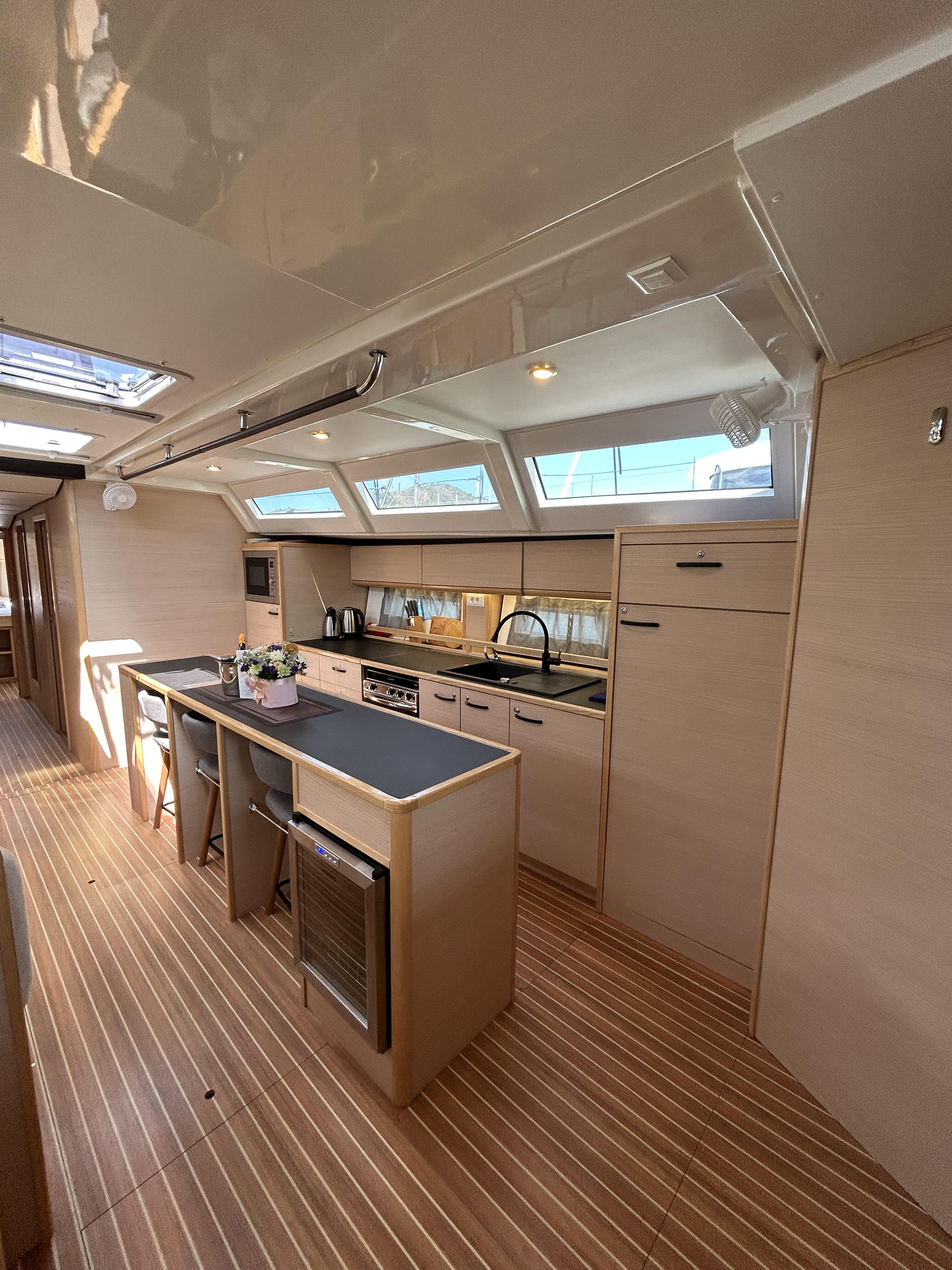 Sailing yacht 