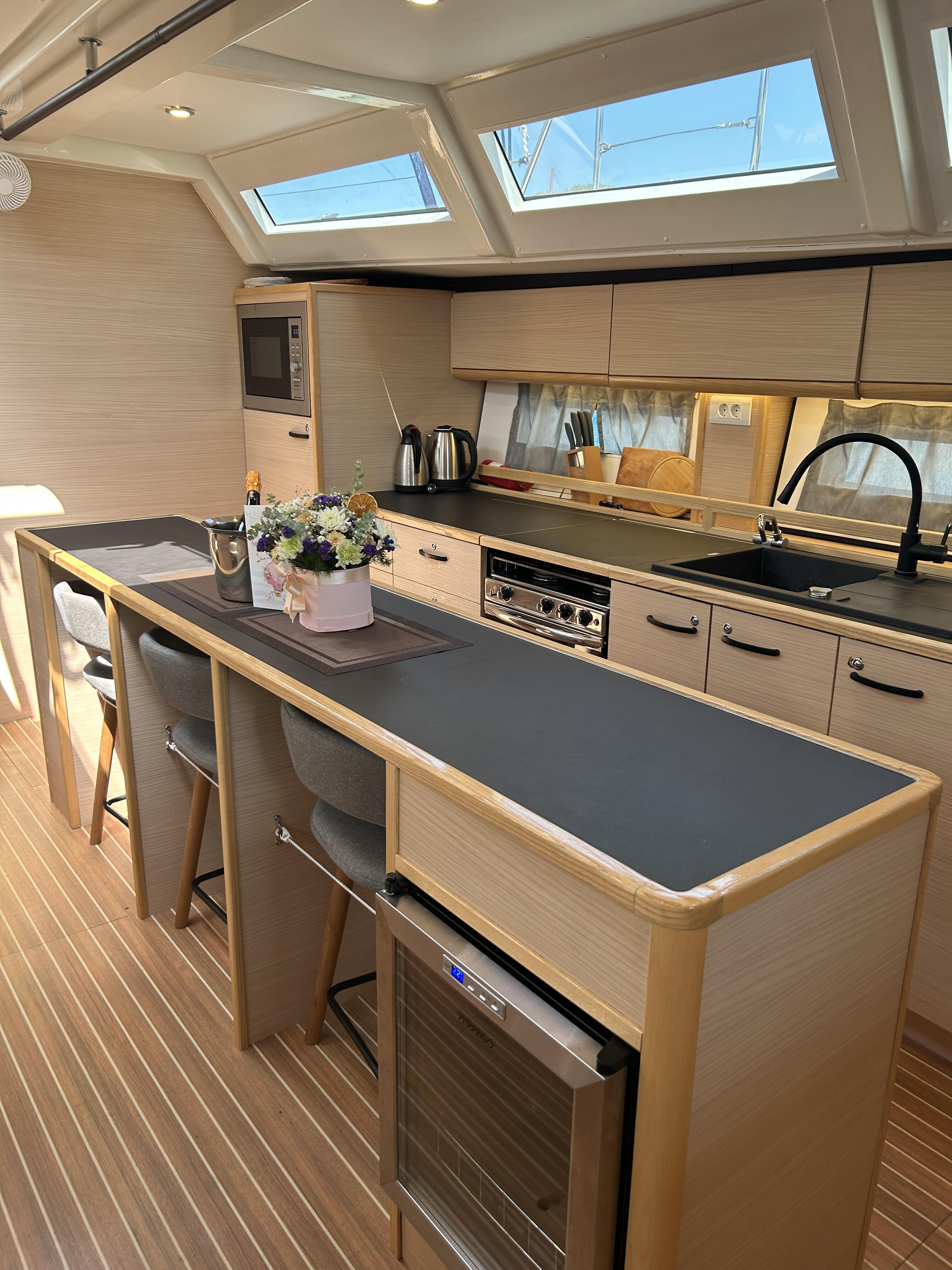 Sailing yacht 