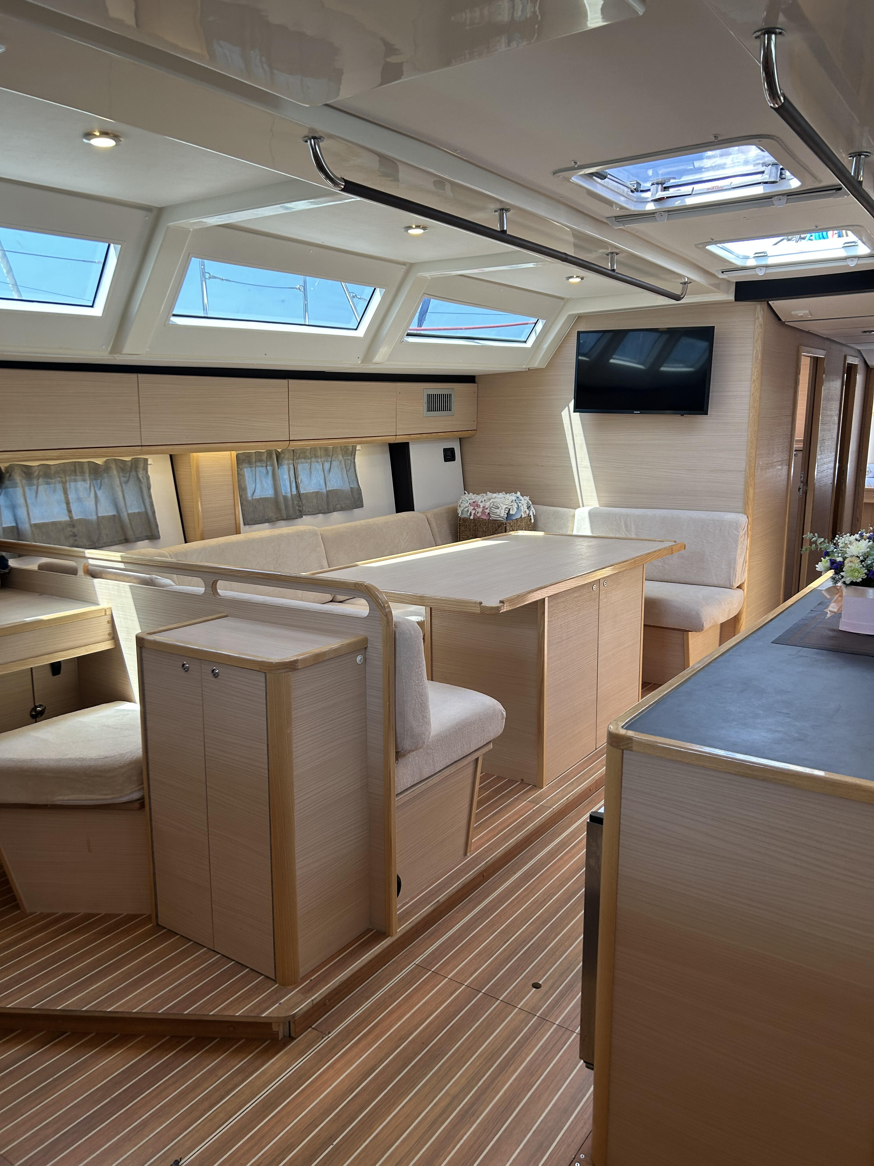 Sailing yacht 