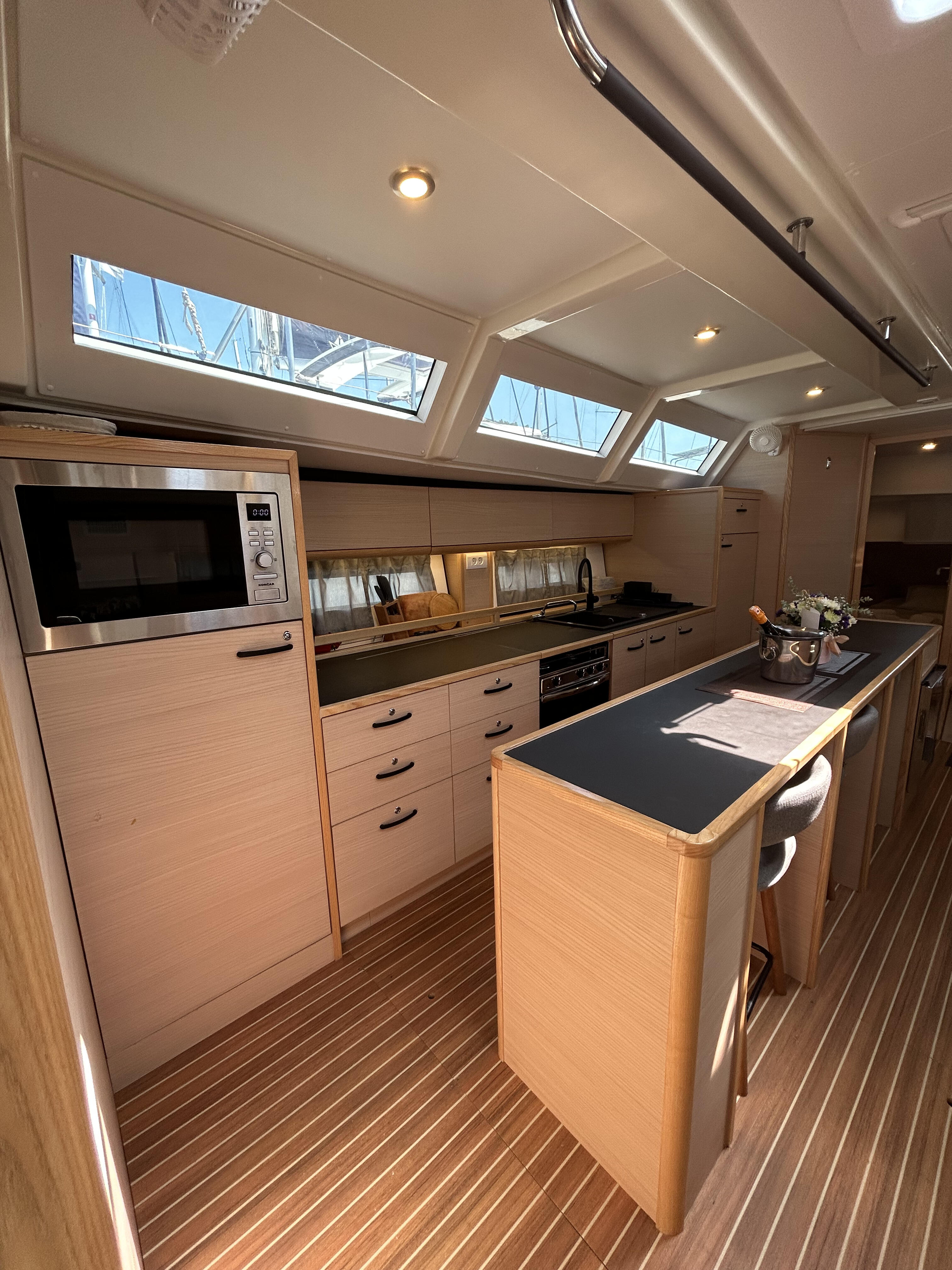 Sailing yacht 