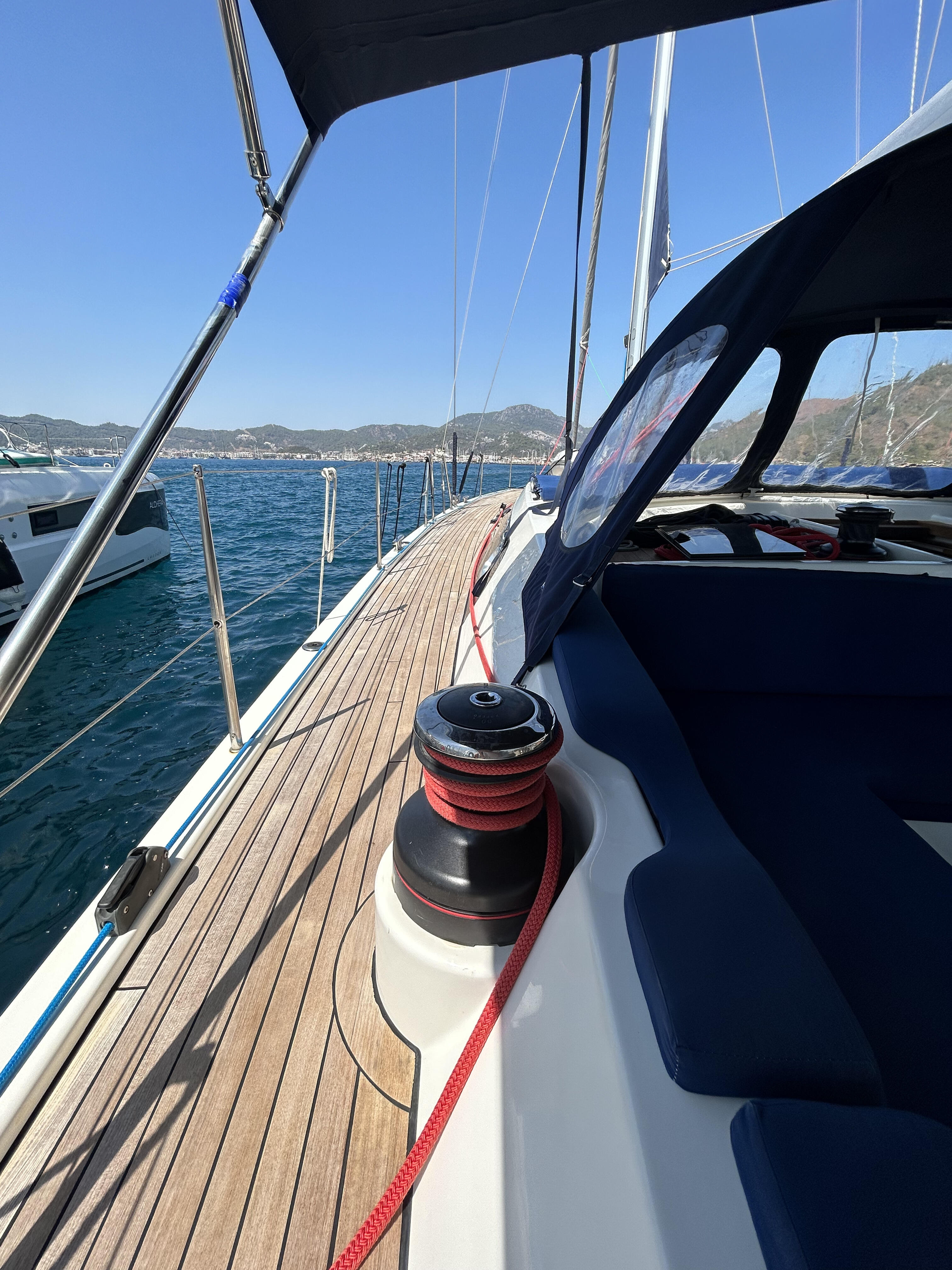Sailing yacht 