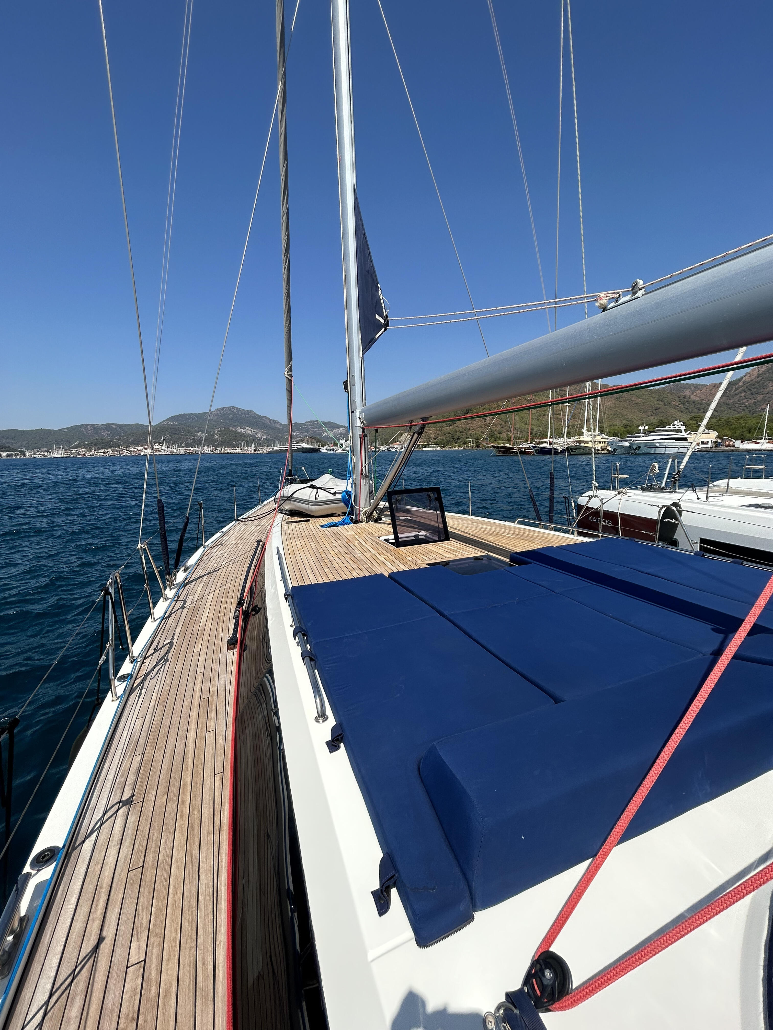 Sailing yacht 
