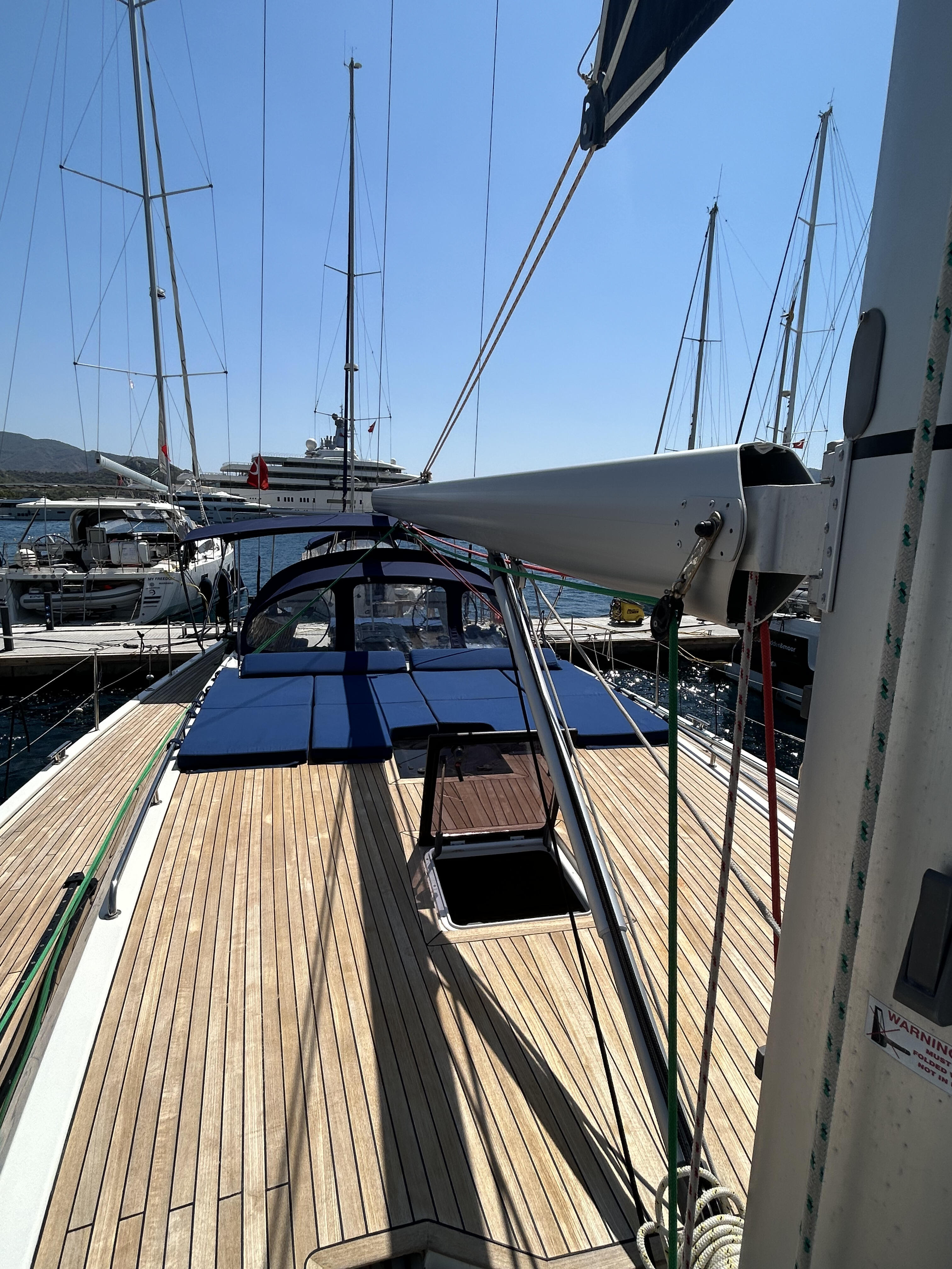 Sailing yacht 