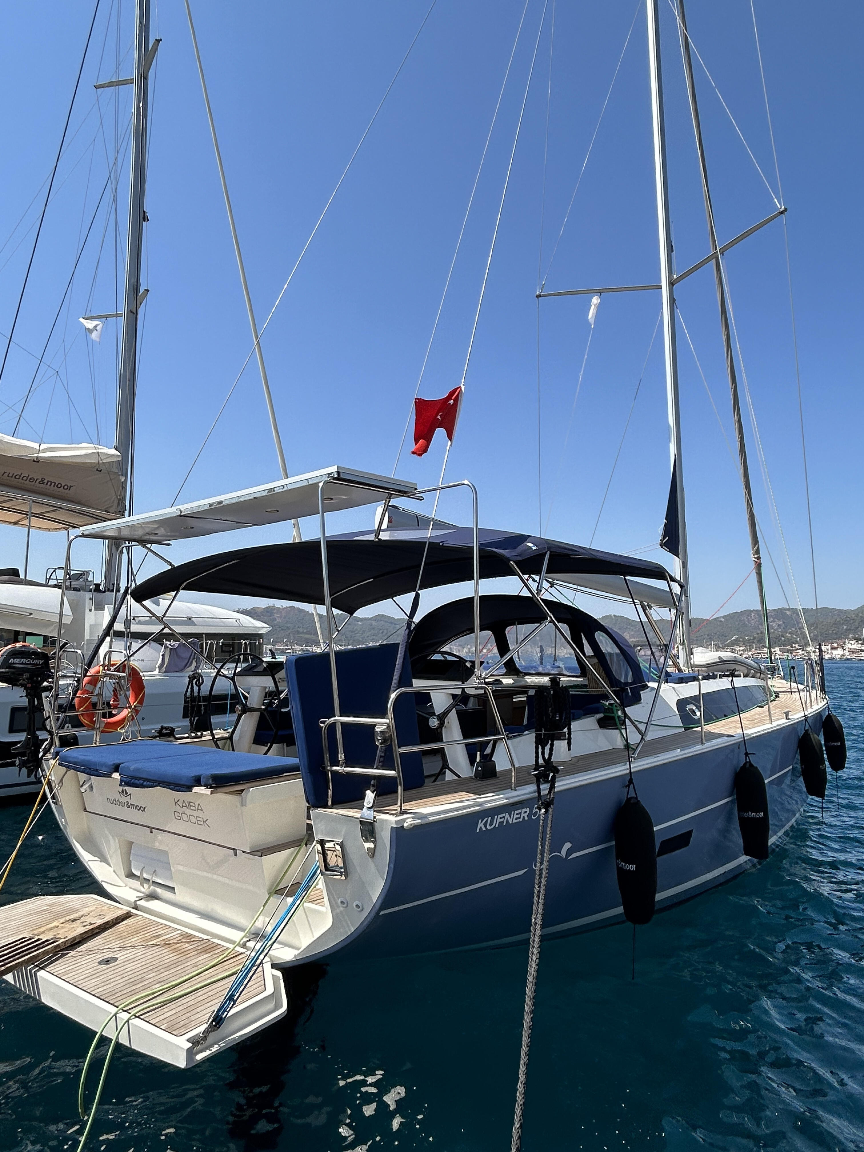 Sailing yacht 