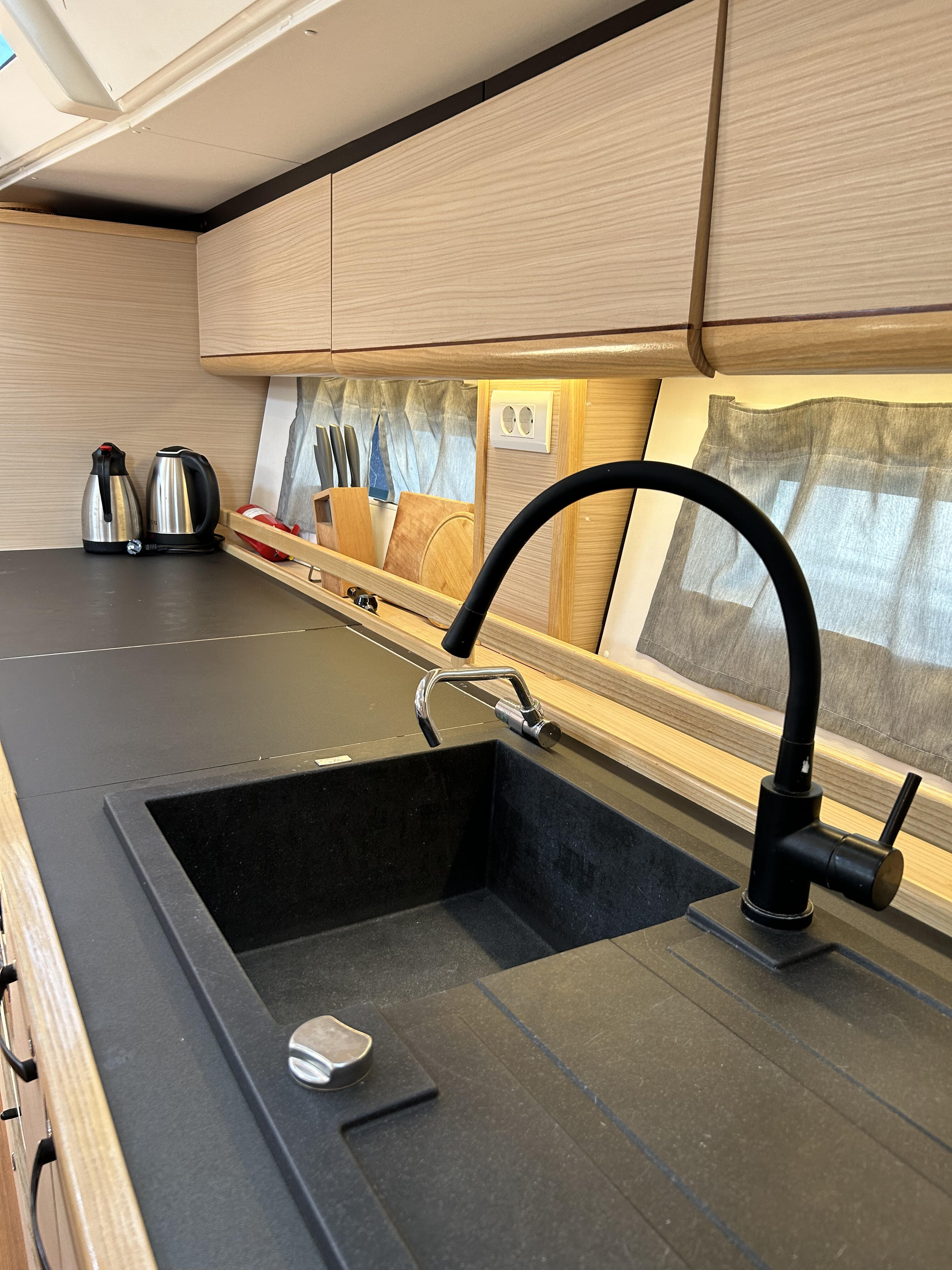 Sailing yacht 