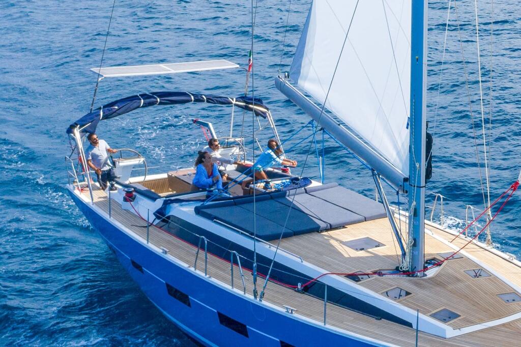 Sailing yacht 