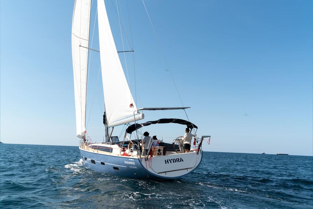 Sailing yacht 