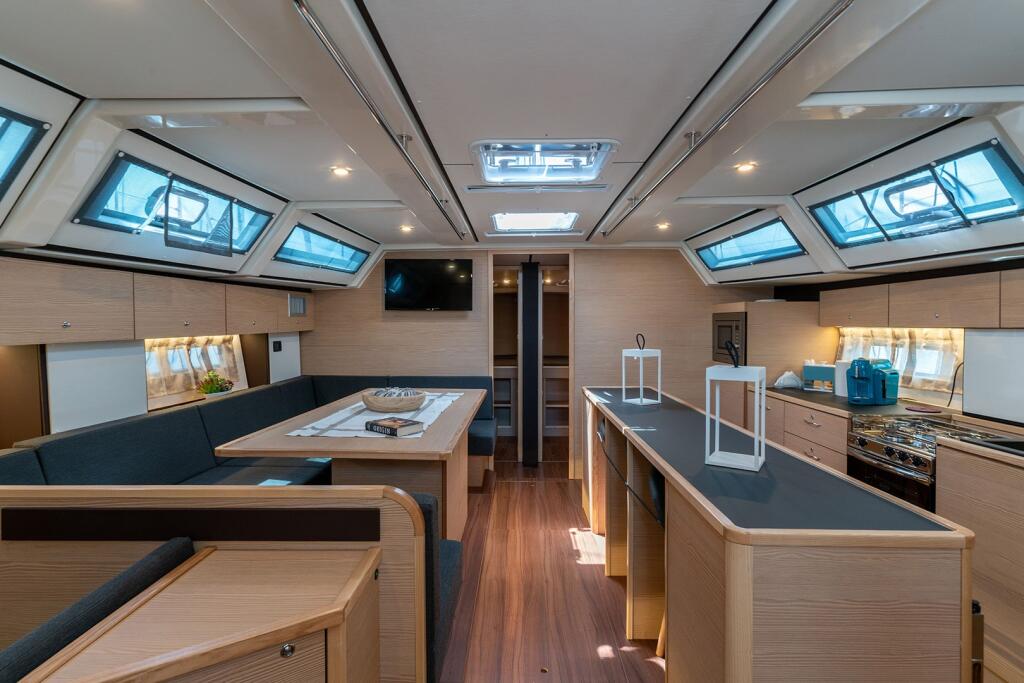 Sailing yacht 