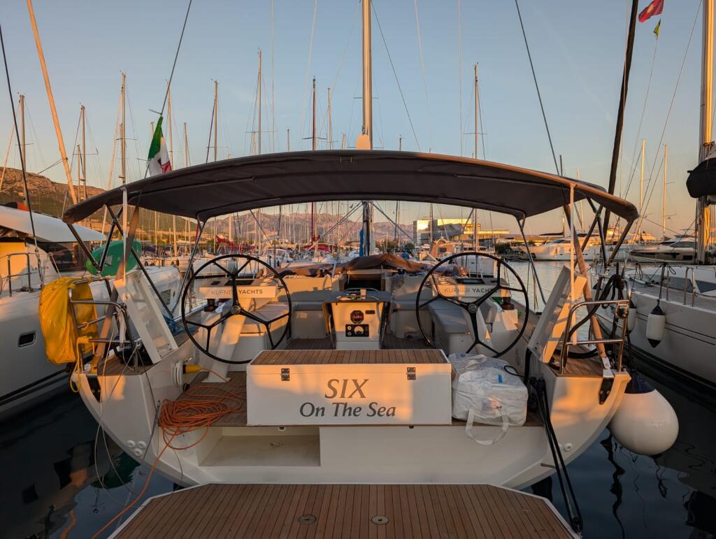 Sailing yacht 