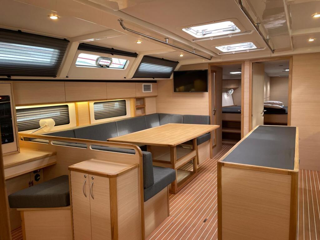 Sailing yacht 