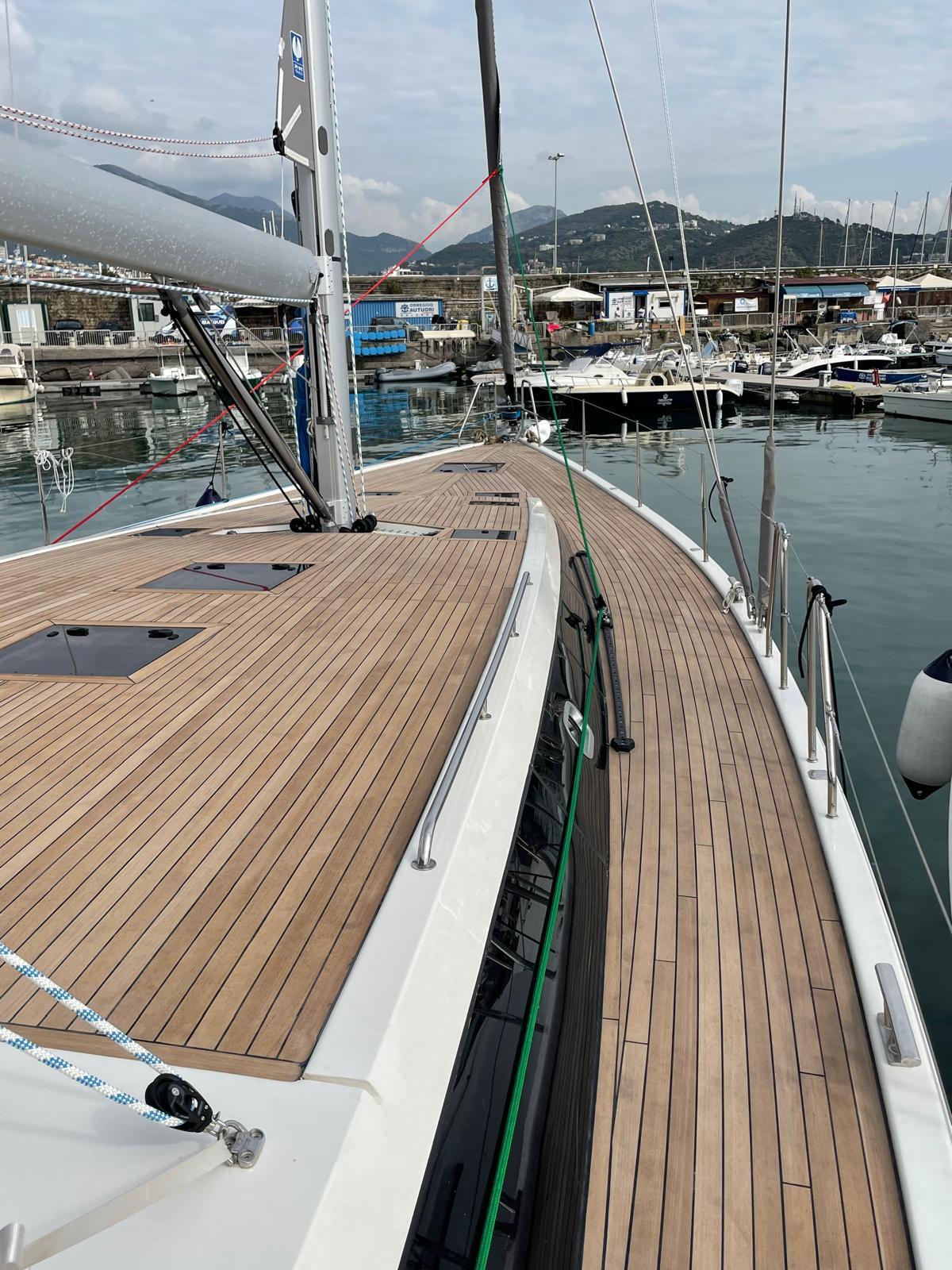Sailing yacht 