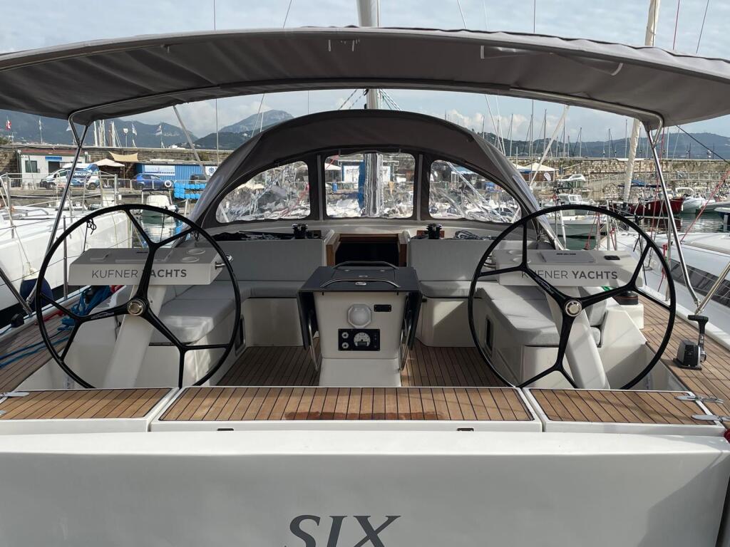 Sailing yacht 