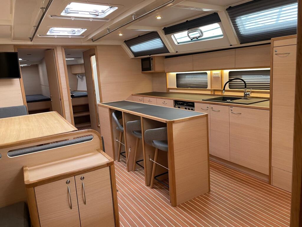 Sailing yacht 