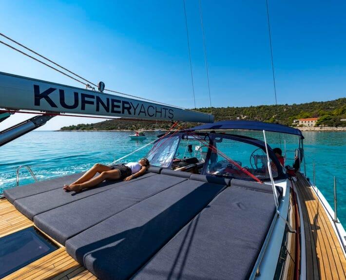 Sailing yacht 
