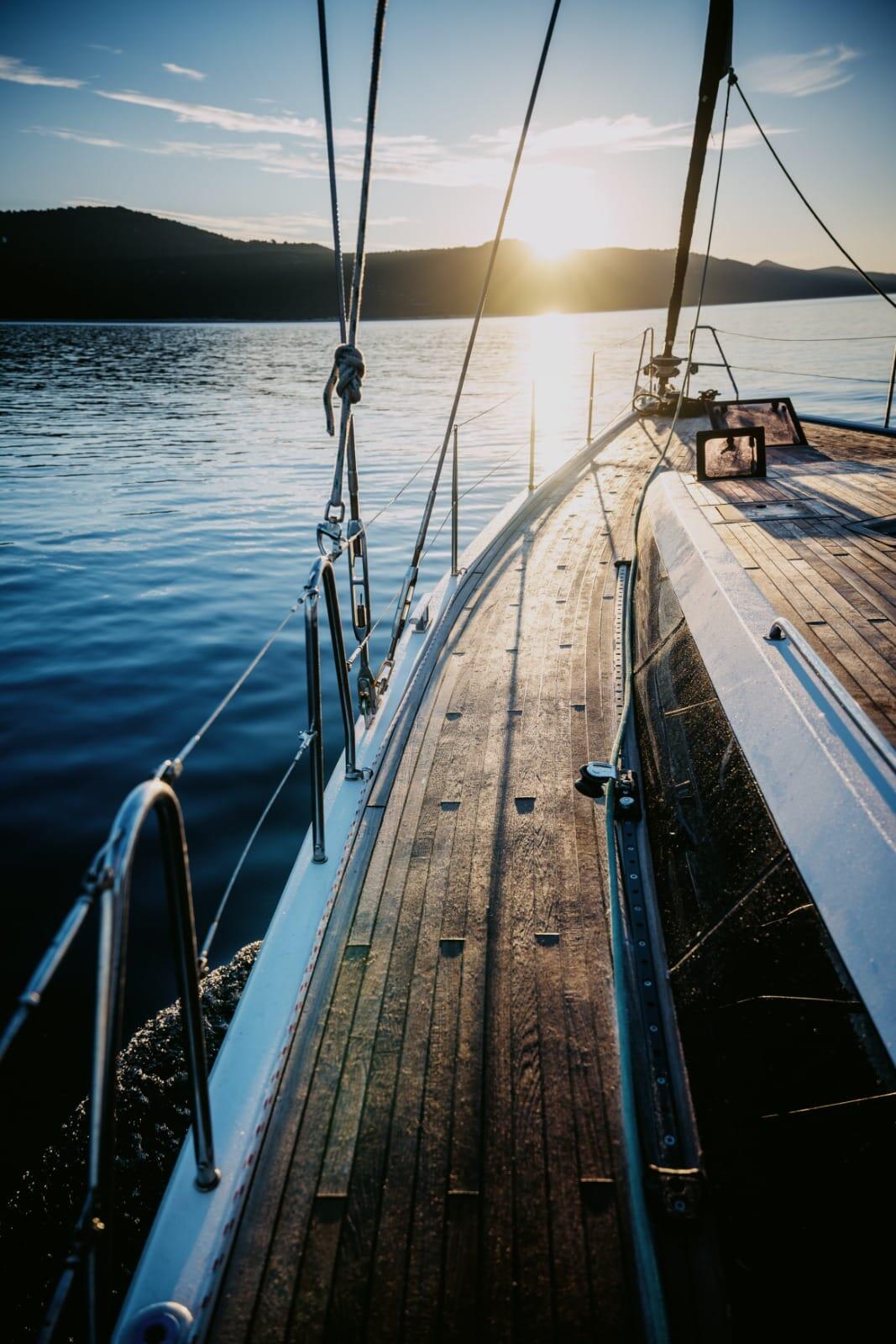 Sailing yacht 