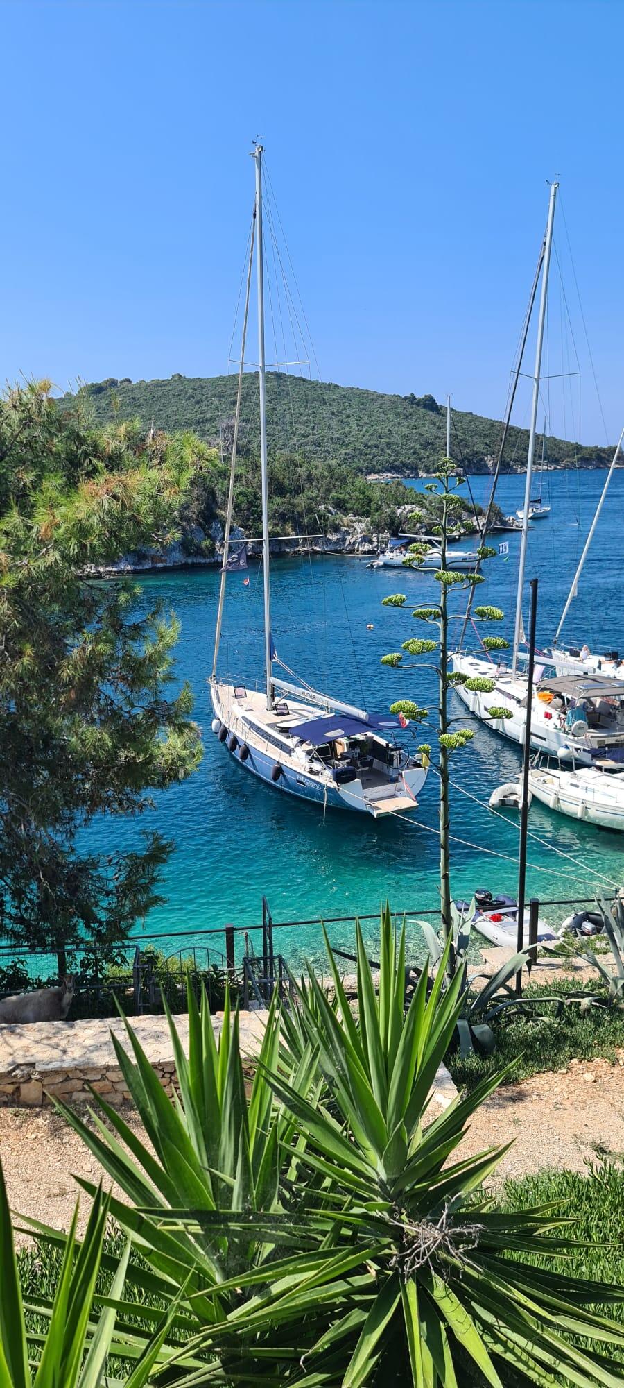 Sailing yacht 
