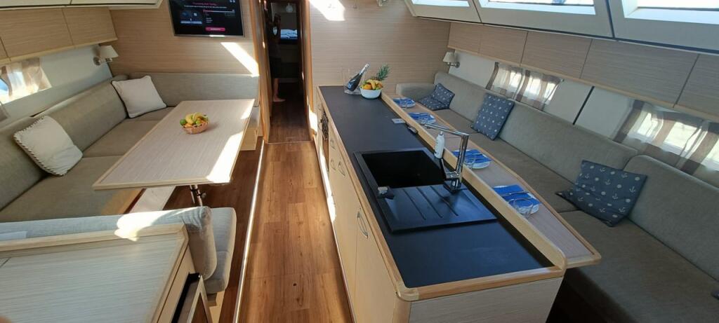 Sailing yacht 
