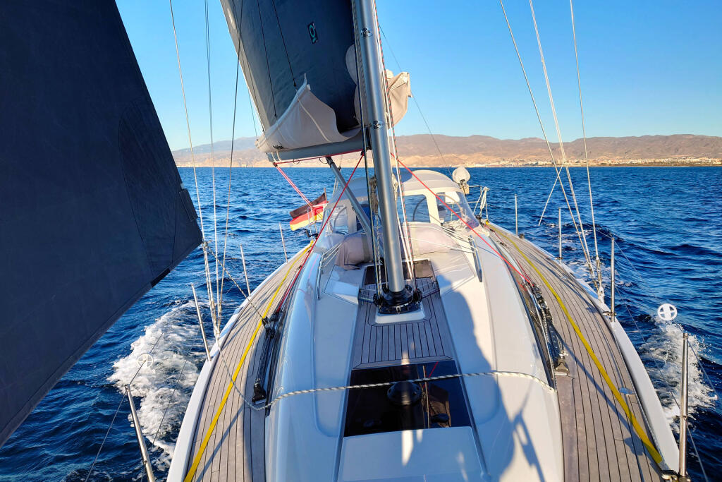 Sailing yacht 