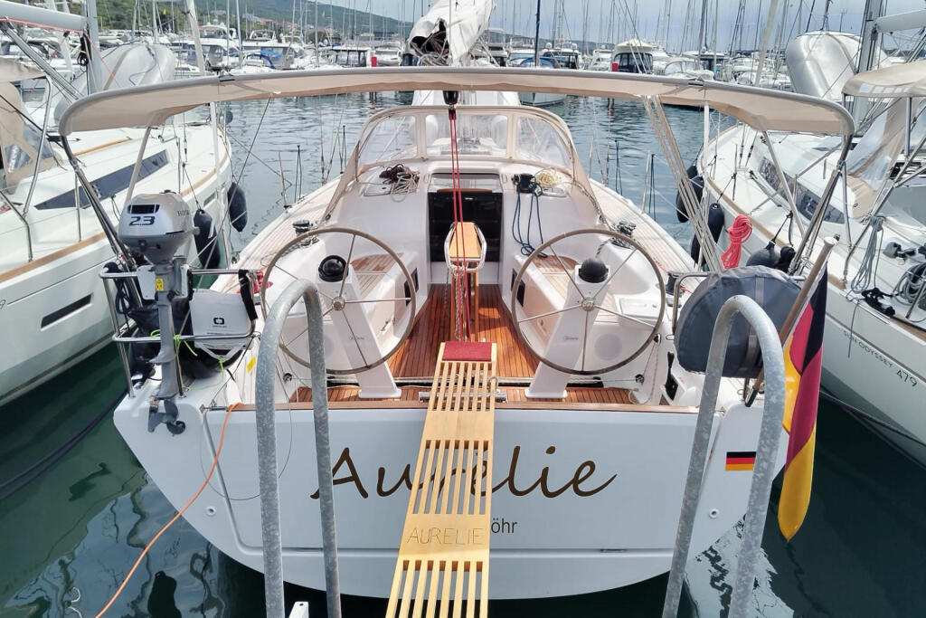Sailing yacht 