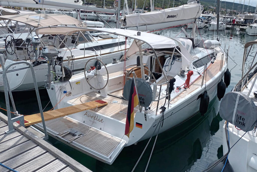 Sailing yacht 