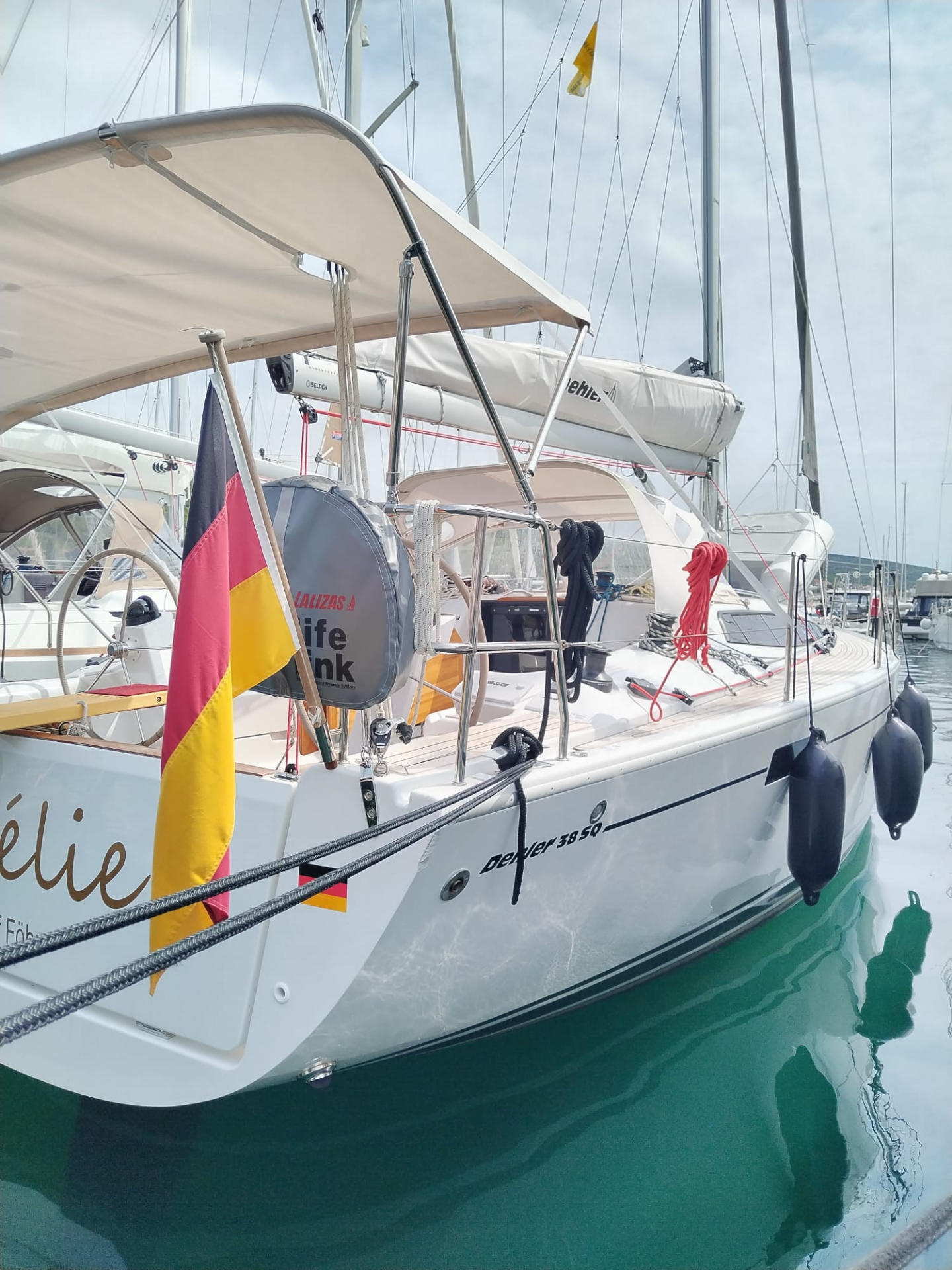 Sailing yacht 