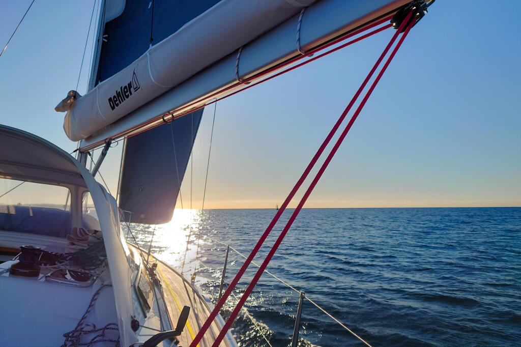 Sailing yacht 