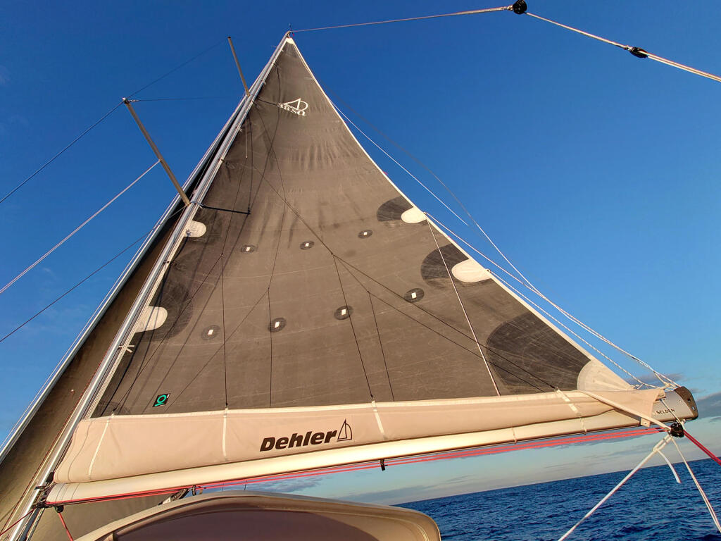 Sailing yacht 