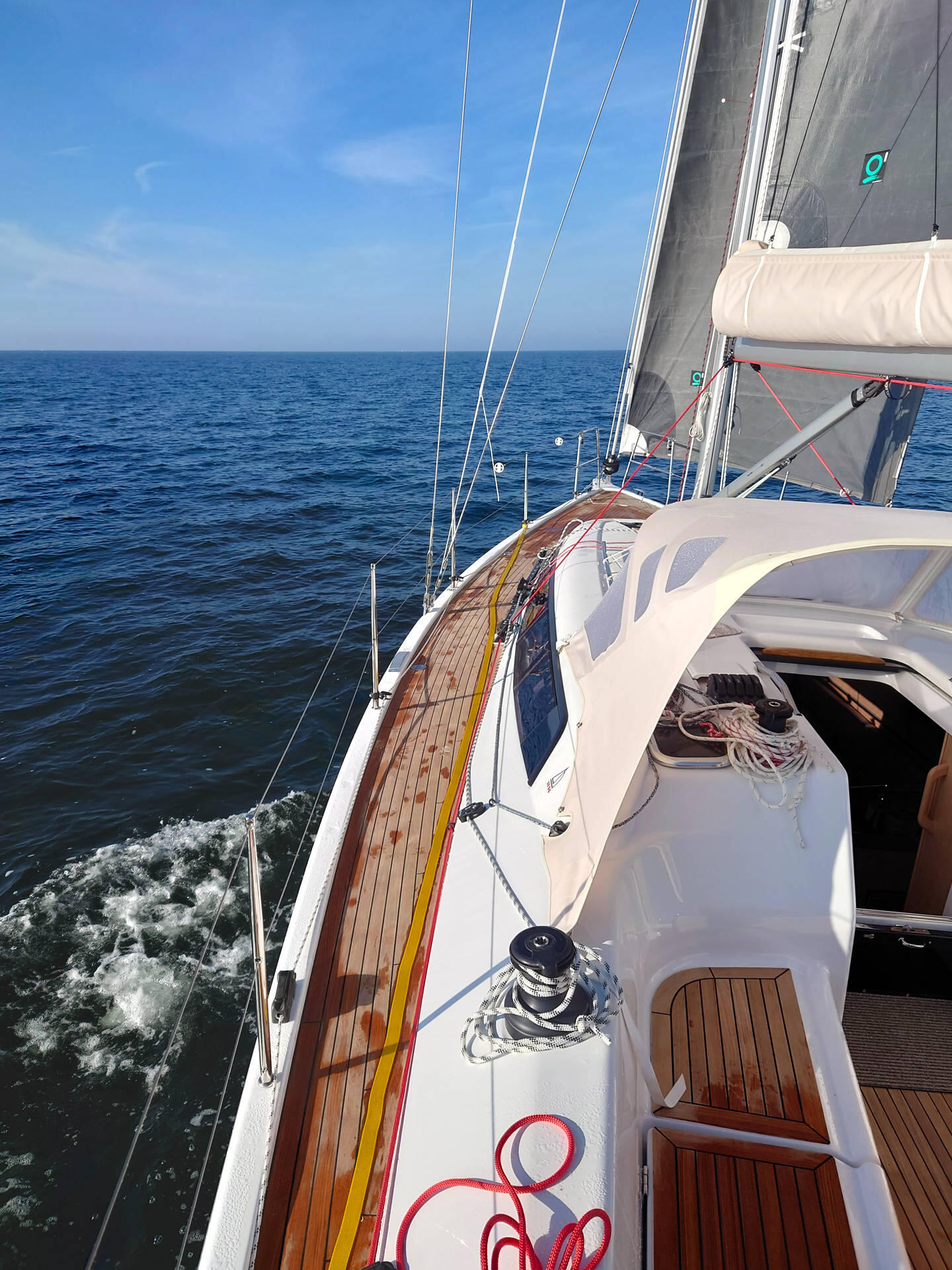Sailing yacht 