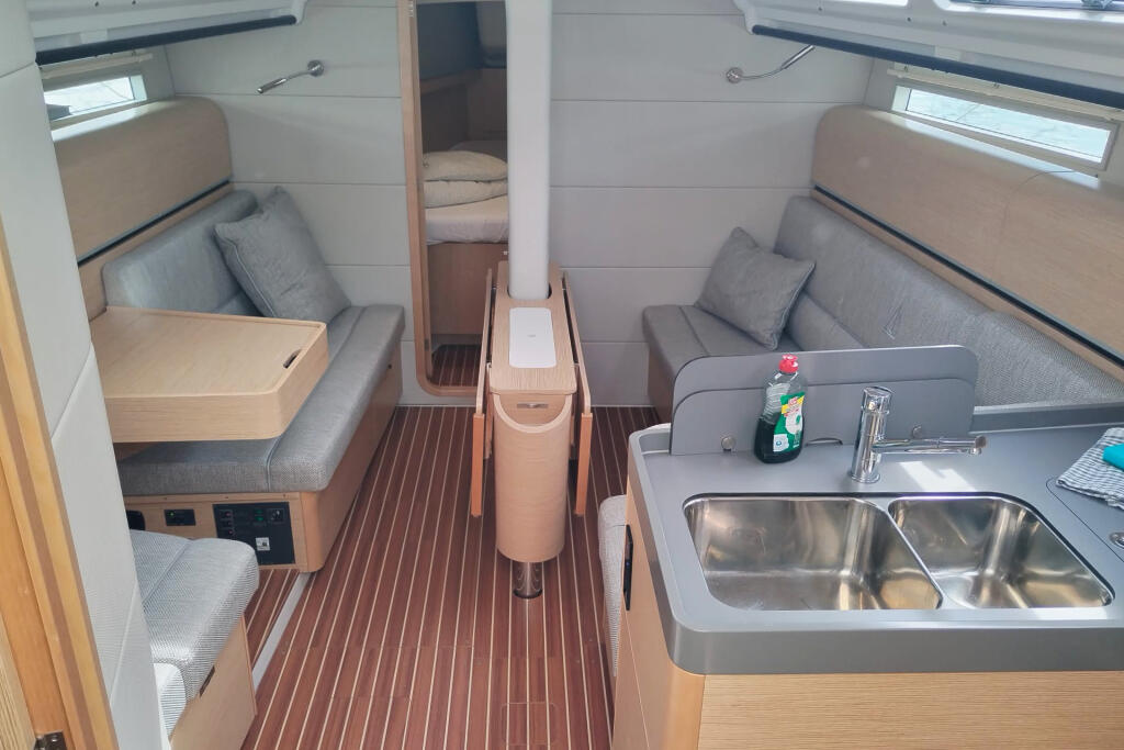 Sailing yacht 