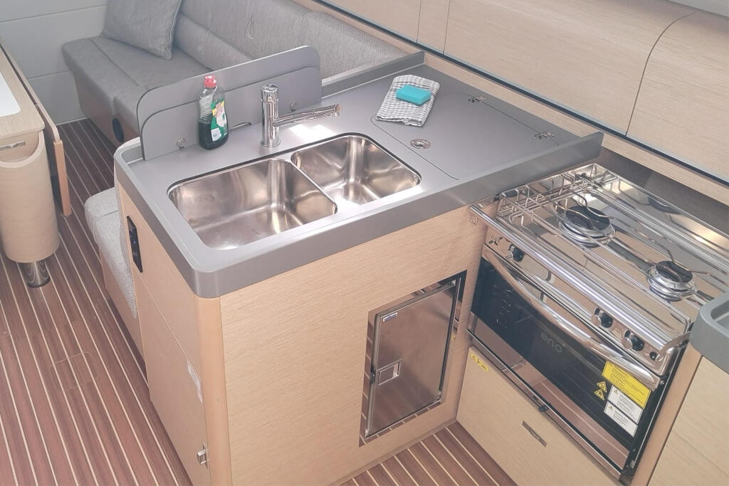 Sailing yacht 