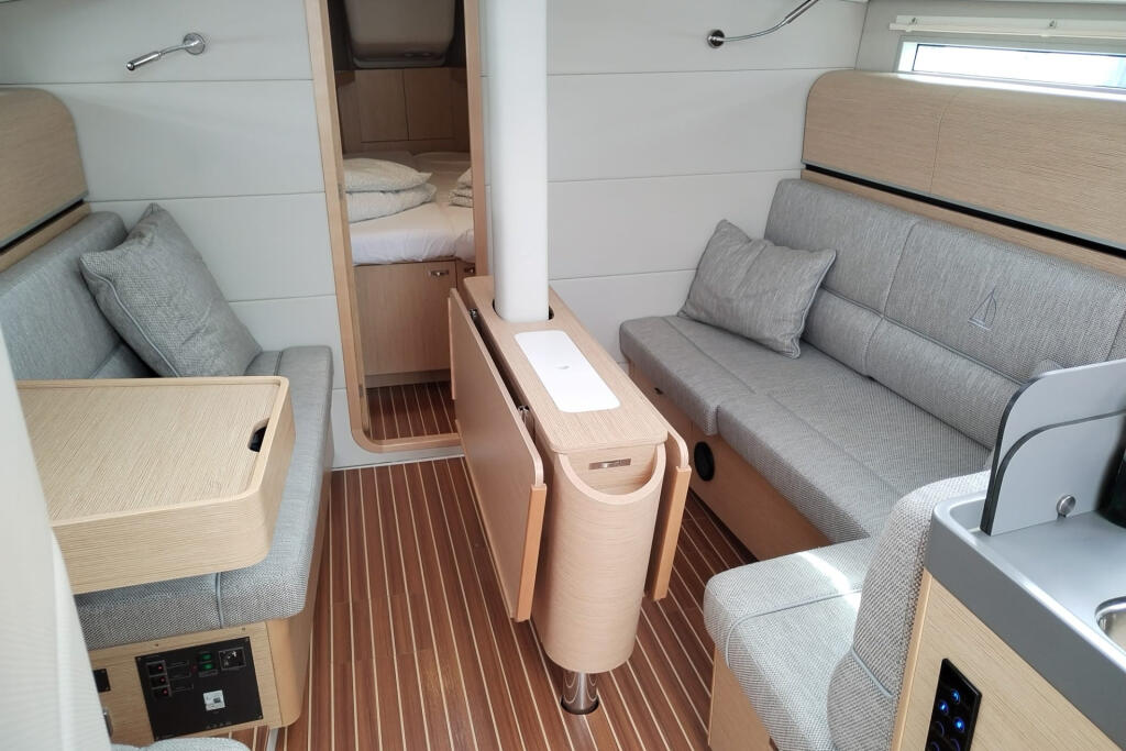 Sailing yacht 